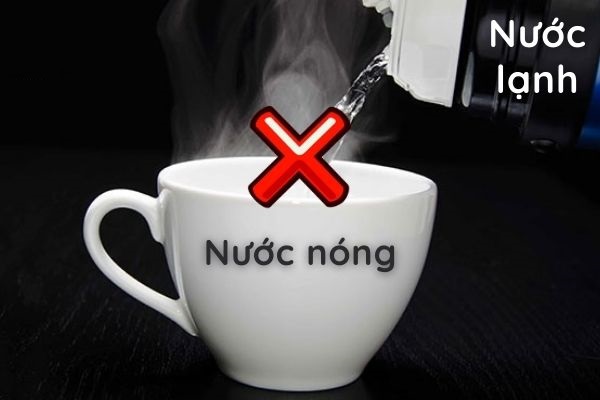 không nên pha nước nóng với nước nguội