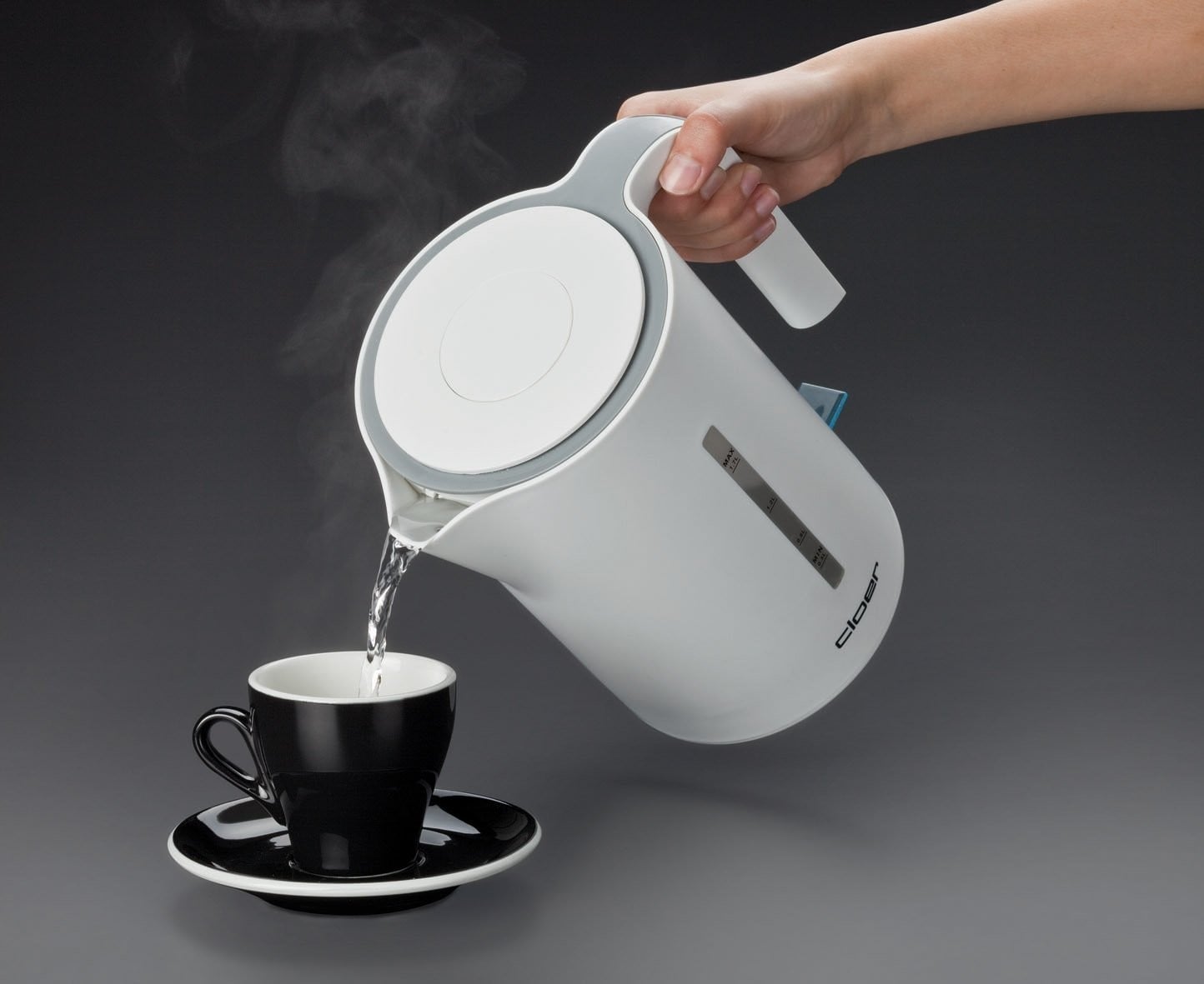 uống nước nóng